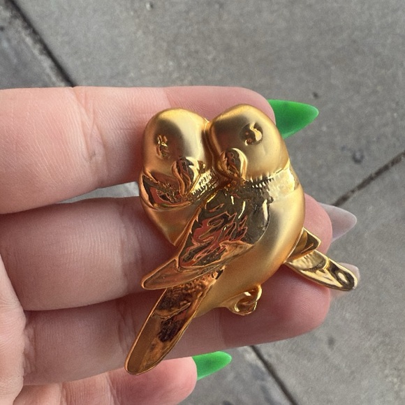 40 Gold love bird Brooch - Picture 3 of 3